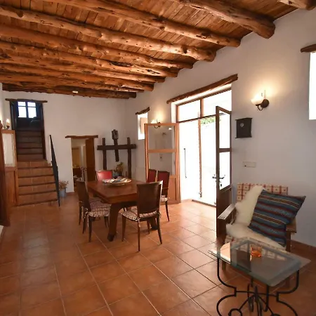 Charming Holiday House Within Walking Distance Of Cala Llonga Beach And Village Casa vacanze